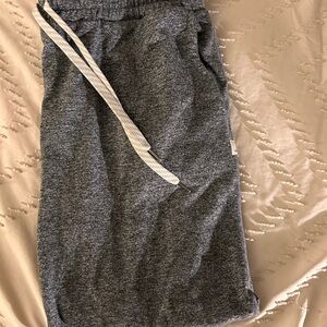 Vuori Performance Jogger
Women's DreamKnit™ Joggers EXCELLENT USED CONDITION